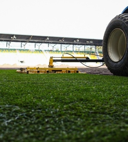 Rusza układanie murawy na płycie głównej stadionu